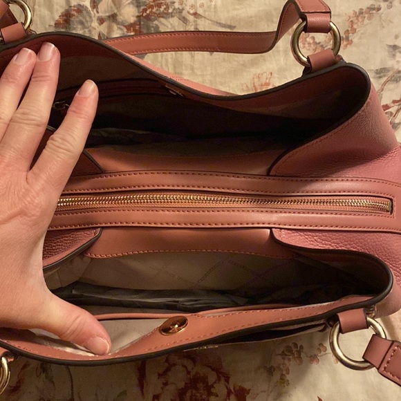 *NWT* Michael Kors Mollly Large Shoulder Tote in Leather - Picture 3 of 14